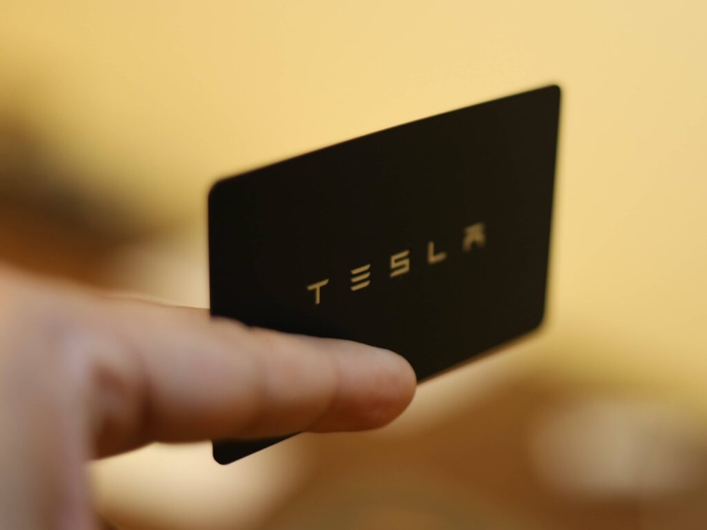 Tesla акции цена - да инвестирам или не?